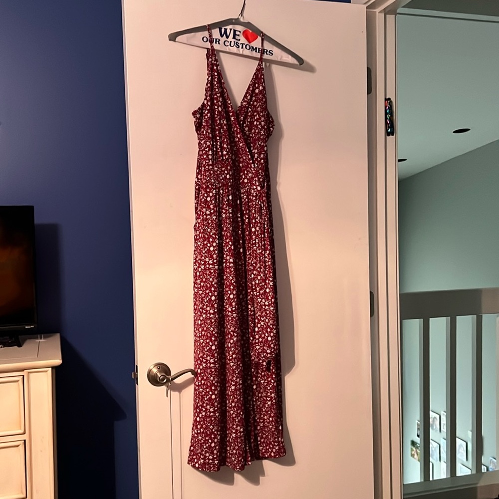 Great romper with ties waist. Super light and easy to wear